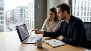 Realistisches KI-generiertes Symbolbild zum Beitrag „83 % neue Trigger: Warum ChatGPT-Ads klassische Suchkampagnen auf den Kopf stellen“