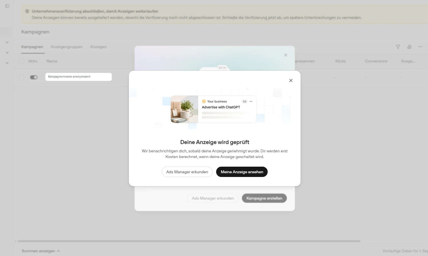 Ads Manager mit Modal Deine Anzeige wird geprüft und Hintergrund Kampagnenübersicht.
