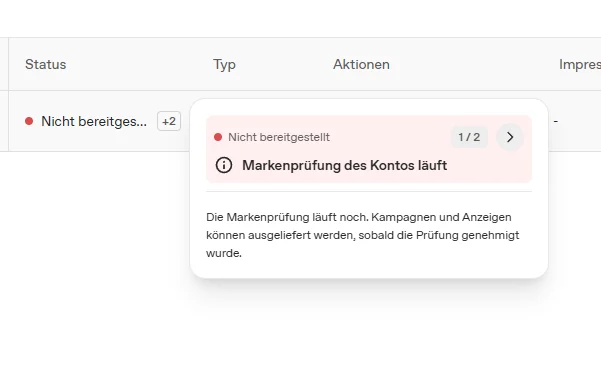 Statuskarte Markenprüfung des Kontos läuft mit Hinweis auf Genehmigung vor Auslieferung.